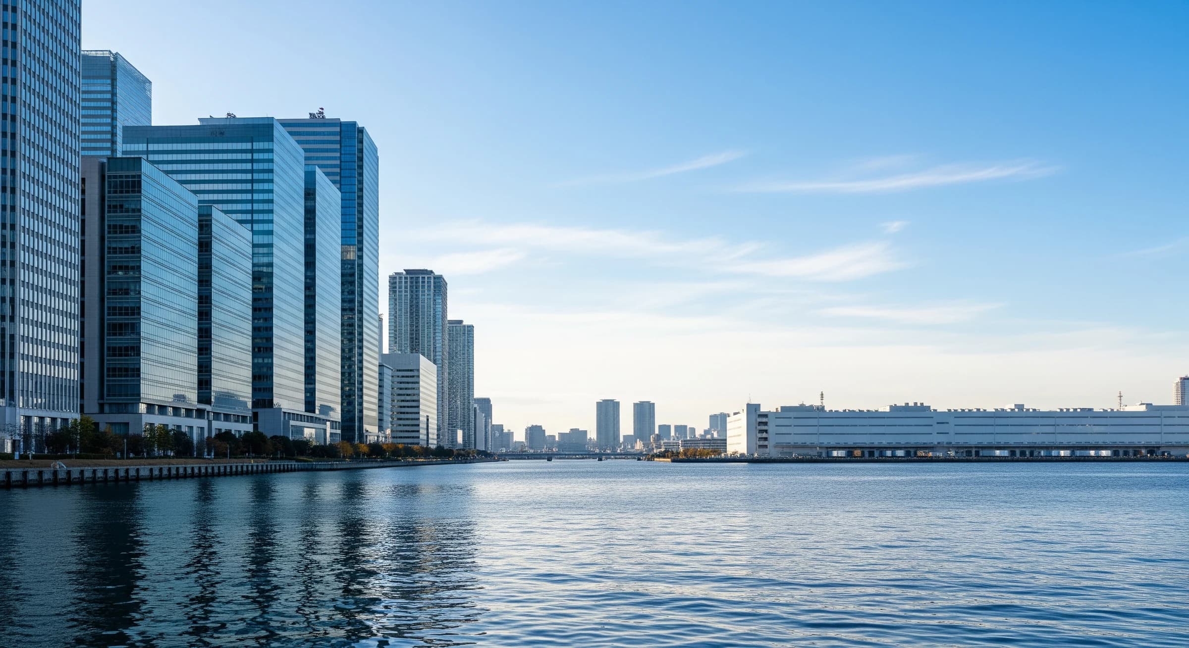 東京湾岸エリアに並ぶオフィスビルと物流施設